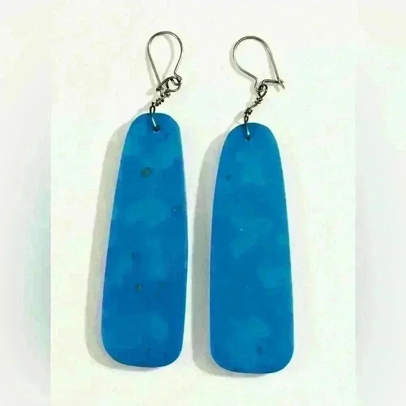 Pair of turquoise resin dangle earrings - Picture 3 of 3